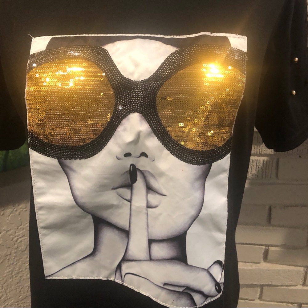 Face Graphic Top with Sequin Sunglasses - Picture 4 of 5